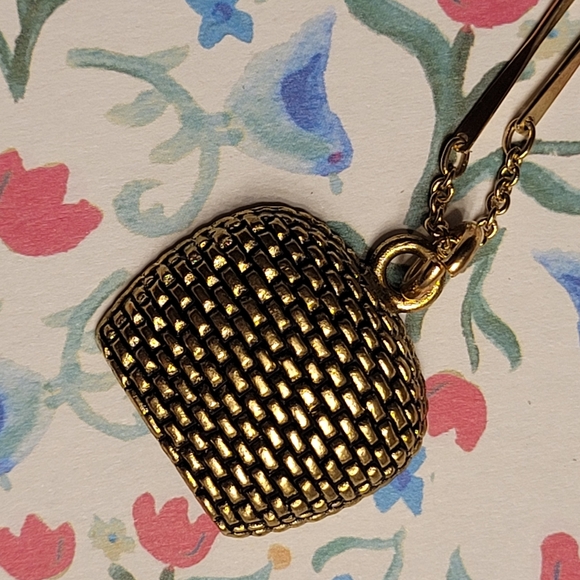 AVON Woven Dustpan Pendant Gold-tone Necklace - Picture 9 of 12